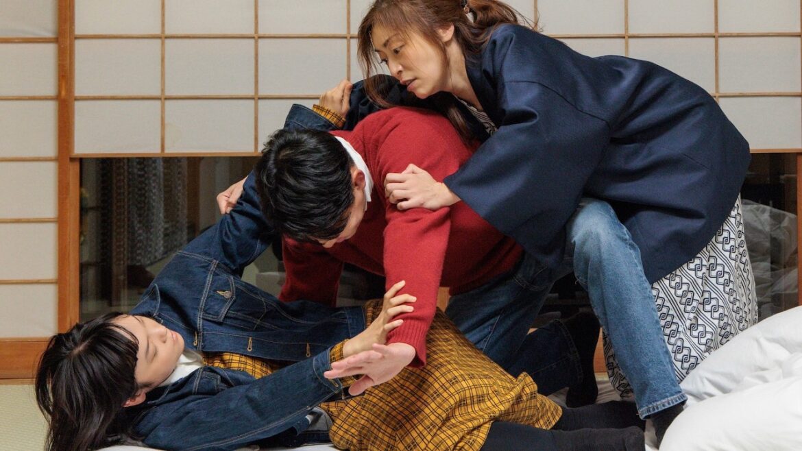 古川琴音と内田慈の姉妹喧嘩、青山フォール勝ちはお尻を触ったのか?映画『お母さんが一緒』本編映像