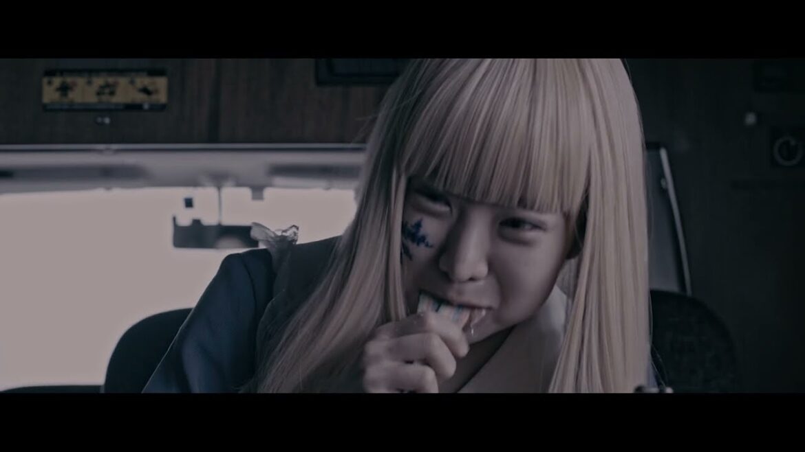 川﨑麻世演じるジョージ一家が狂気の大合唱 都市伝説ホラー映画『ヒッチハイク』本予告【2023年7月7日公開】
