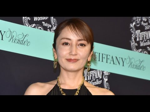 B1- 矢田亜希子、大胆ドレスで背中を惜しげもなく披露 『ラヴィット』では見せない俳優オーラ全開