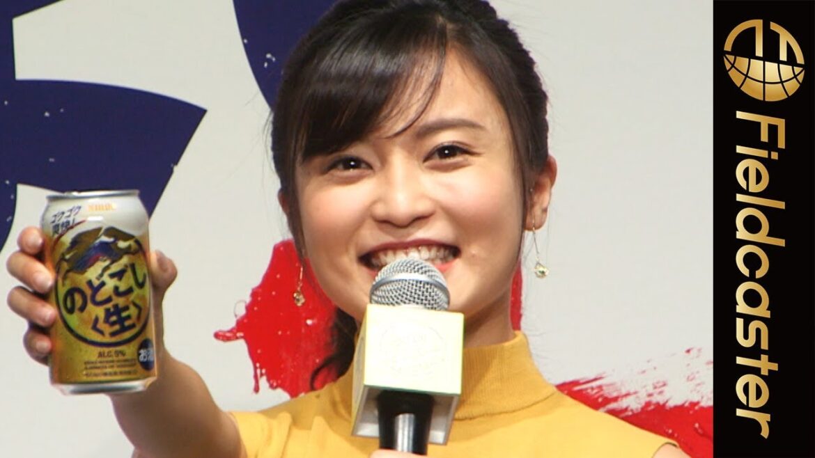 小島瑠璃子、ミニスカ姿で大胆美脚披露!初筆入れに挑戦「のどごし<生>売り上げ日本一」発表会