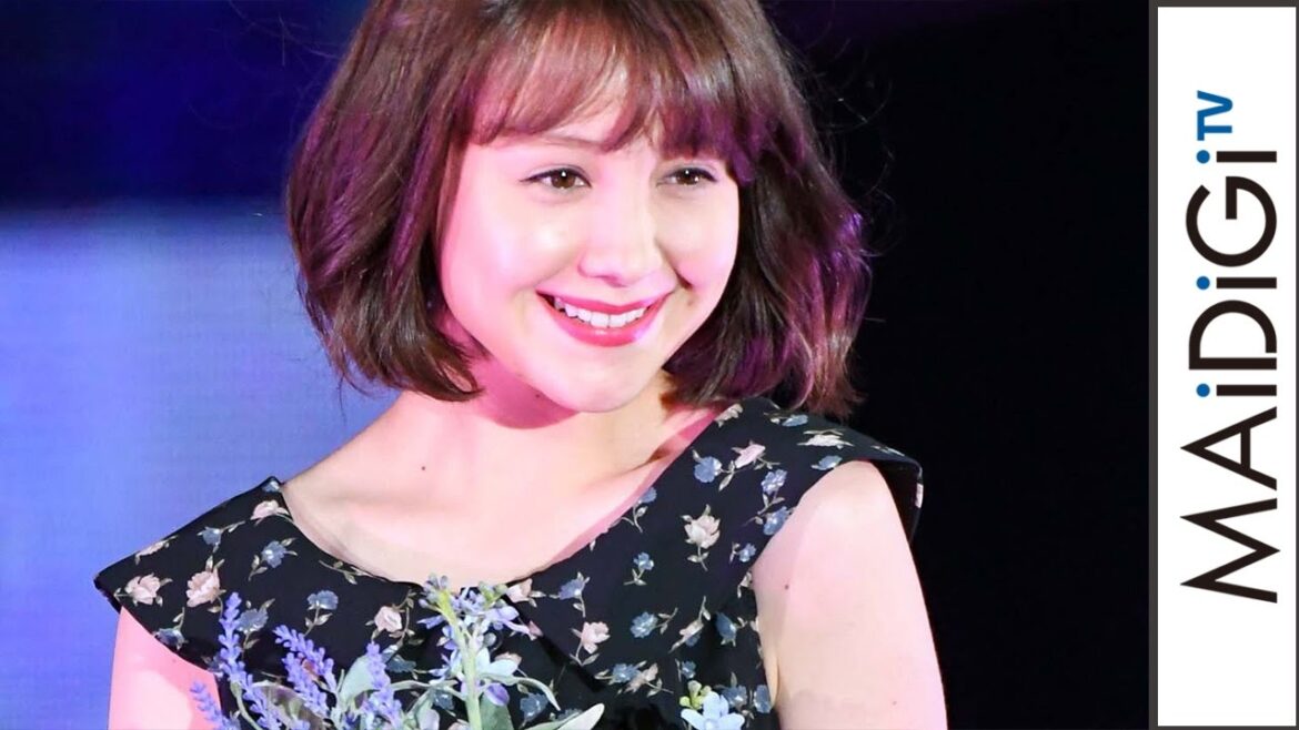 トリンドル玲奈、花柄ワンピでキュートにランウエー 「ガールズアワードS/S」