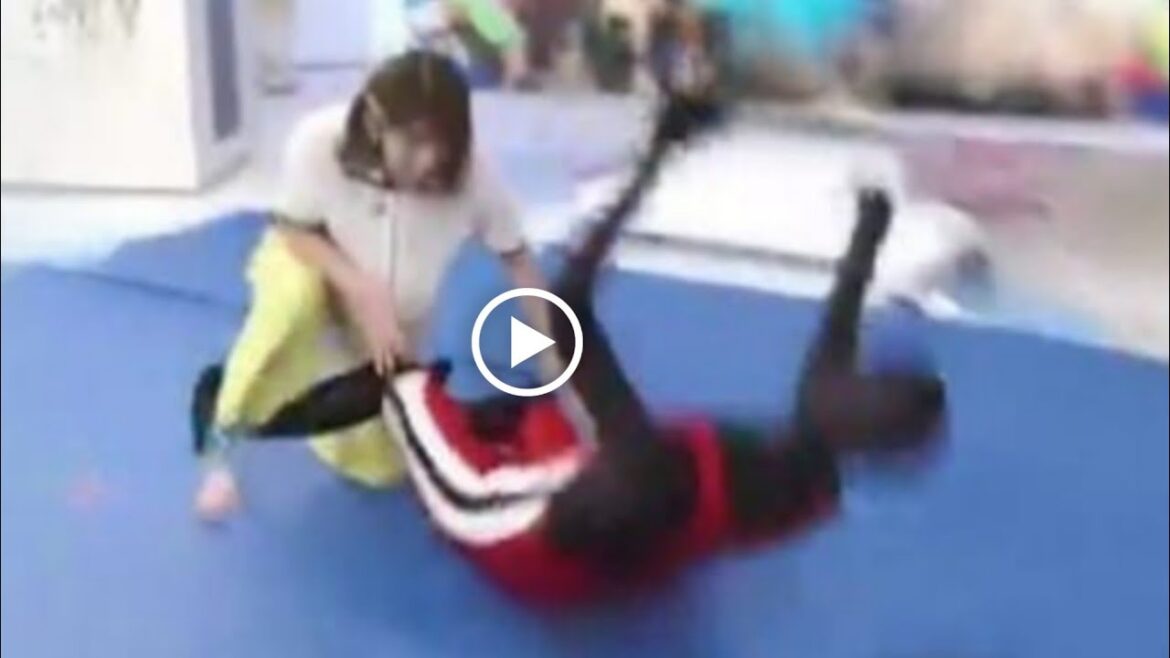 吉田沙保里さん、タックルでマネキンを破壊 日本レスリングの強さを解説中に勢い余って? 「まだ現役」スタジオ拍手 // 吉田沙保里さん、タックルでマネキン2024 年 8 月 12 日