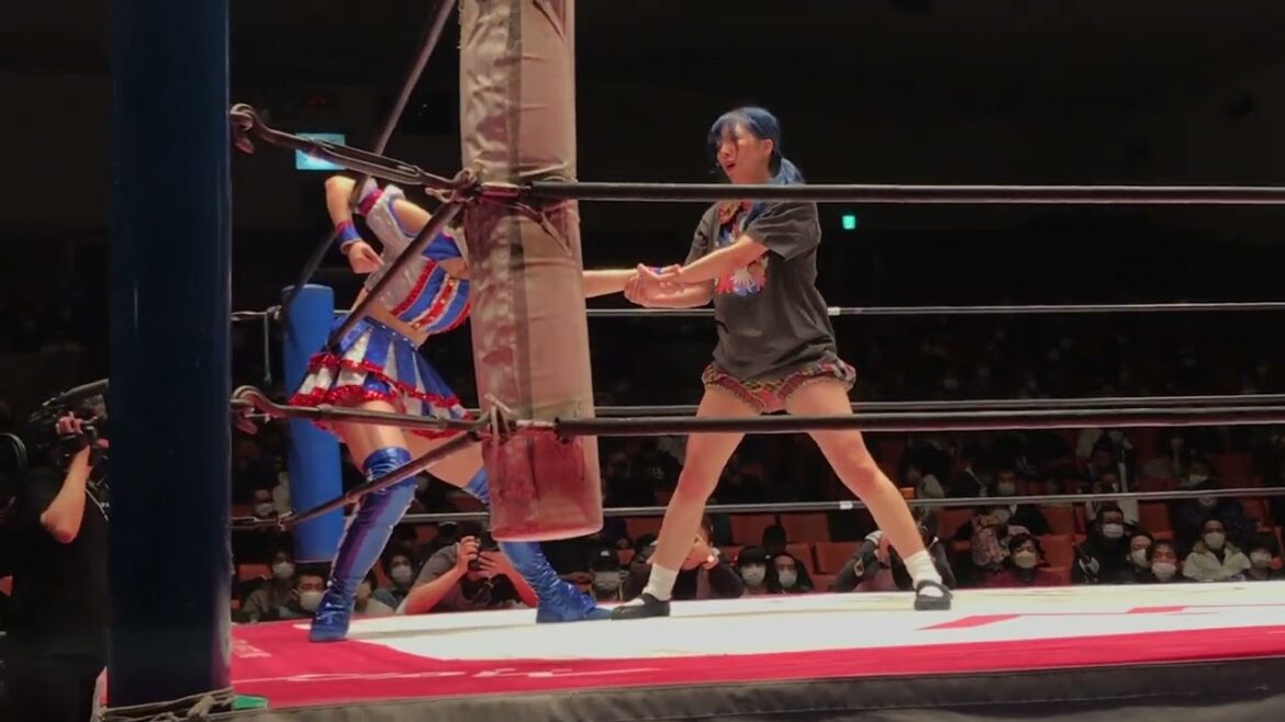 原宿ぽむが荒井優希にドロップキックから押さえるもカウント2で返され、ボディスラムで投げ捨てられる 東京女子プロレス「第3回“ふたりはプリンセス”Max Heartトーナメント」 2023年2月11日