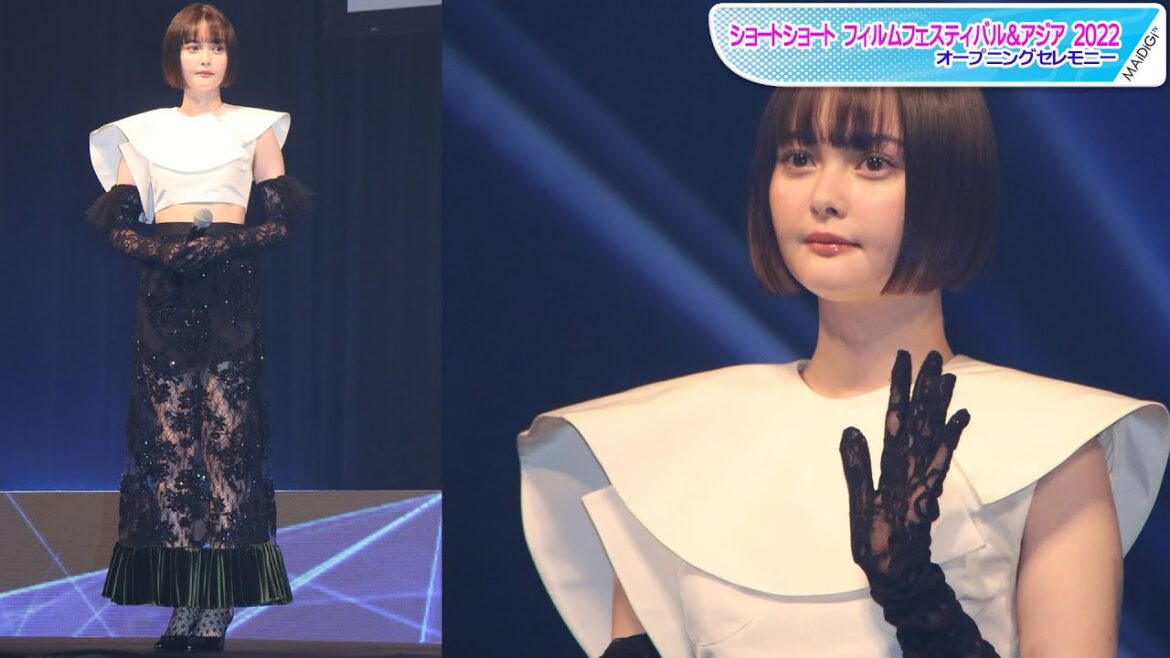 玉城ティナ、品良く脚見せ おなかもチラリ 個性派アイテム&レースグローブでエレガントに