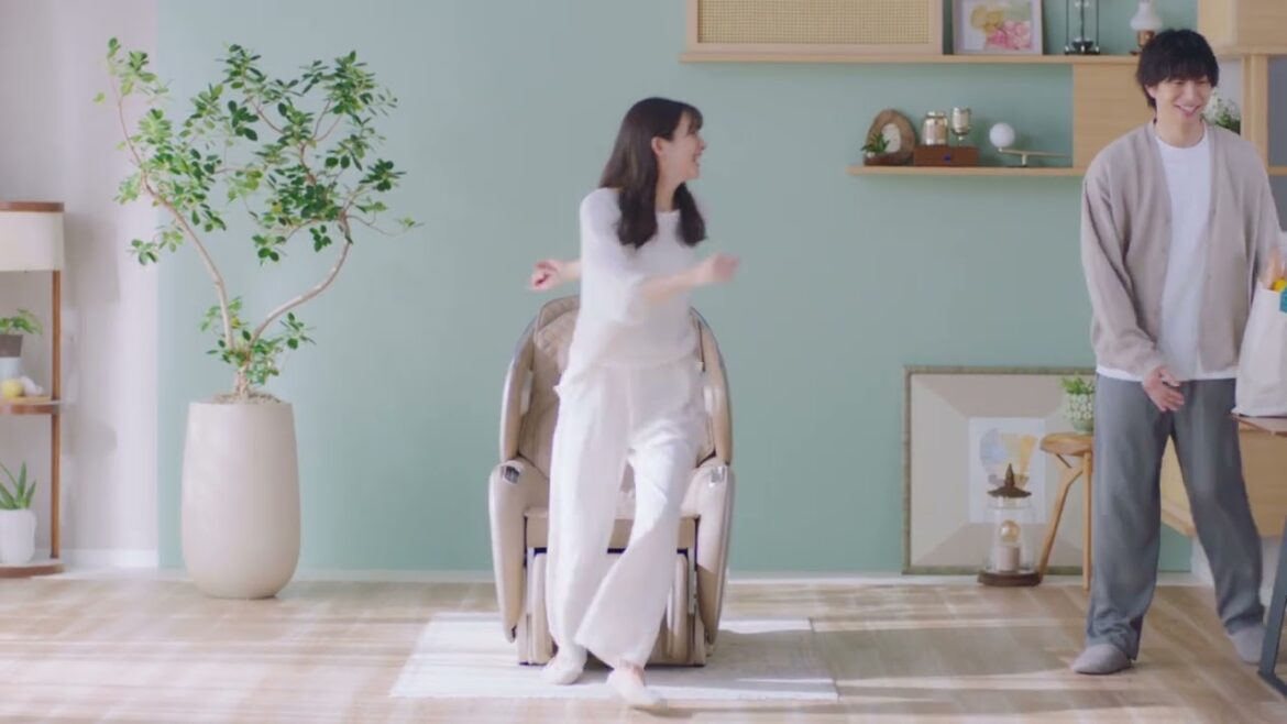Youtube SYNCA マッサージチェア L24 MR380 足立梨花「わたしを押す推し:仲良し篇」(15秒)【フジ医療器公式】