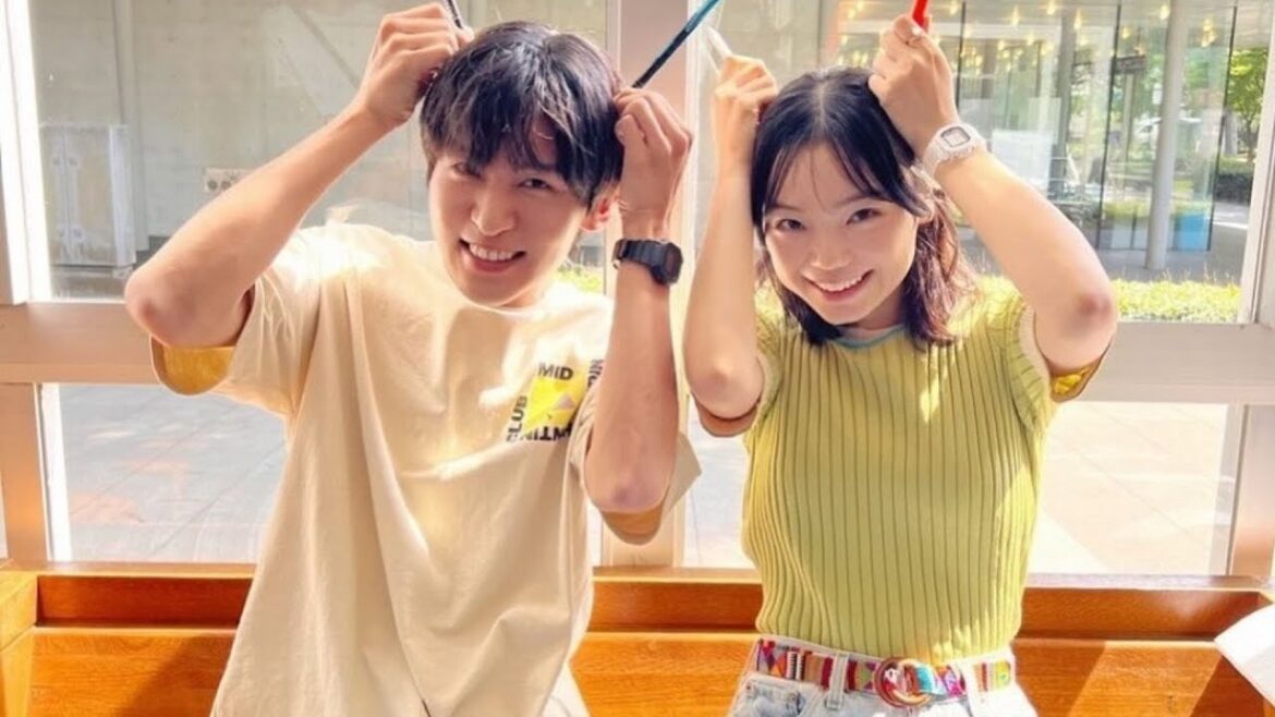 目黒蓮&古川琴音が「かわいい」とリクエストされたペンを角に見立てたポーズで記念撮影!学生時代を彷彿とさせるはしゃぎっぷりを見せる