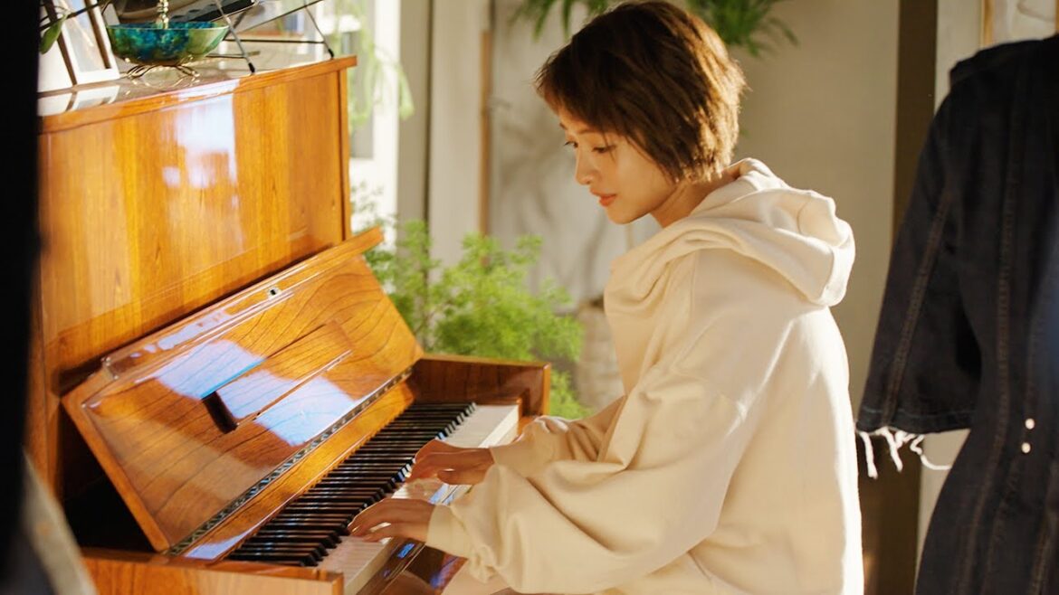 石原さとみ、撮影現場でピアノ演奏 現場スタッフから歓声 「ハミングフレア」新テレビCM&メーキング