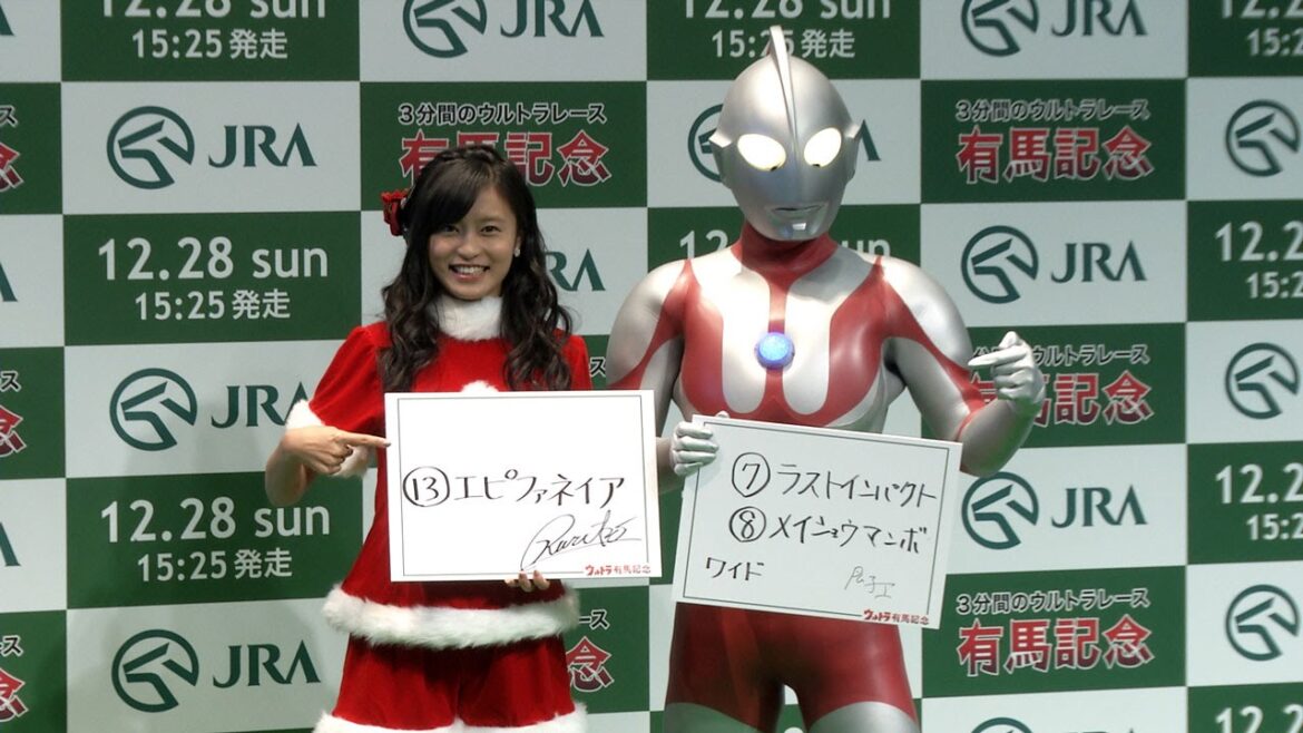 小島瑠璃子、ミニスカサンタ姿披露 ウルトラマンコラボレーションイベント『ウルトラ有馬記念@AKIBA』