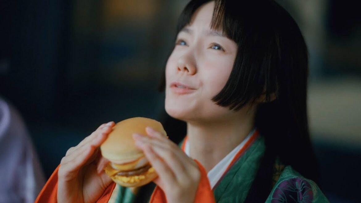 宮崎あおい、かぐや姫役で松重豊と“令和版”竹取物語 絢香「三日月」がCMソング マクドナルド新TVCM「月見ファミリー 『帰ってきたかぐや姫』編」