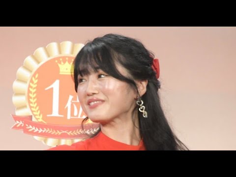 B1- 吉本新喜劇・小寺真理、33歳「かわいさ全面」鮮烈ミニスカで美脚 『総選挙』7位で座長も上回る