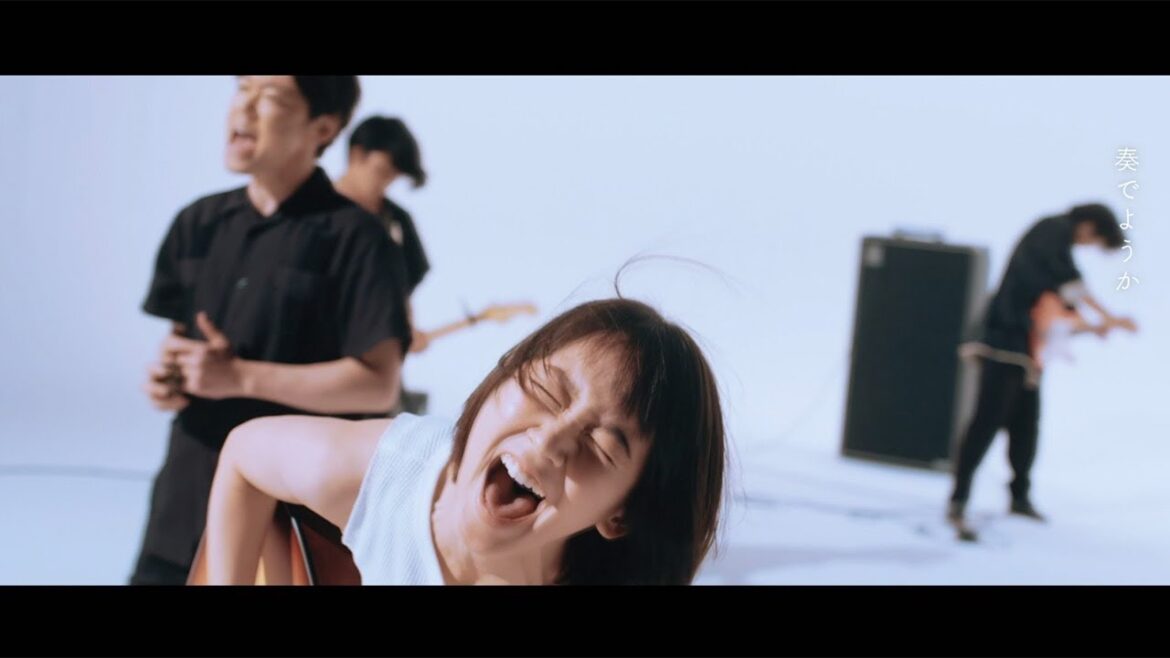 吉岡里帆、髪振り乱し熱唱 阿部サダヲと駆け回る姿も 「音量を上げろタコ!」主題歌MVメーキング映像解禁