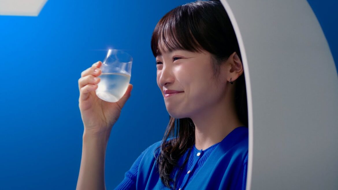 川栄李奈、青ワンピ姿で日本酒をゴクリ「ロンドンで週1で食べていたフィッシュ&チップスに合いそう」 日本酒「アルゴ」新TVCM「新登場編」「テイスティング編」
