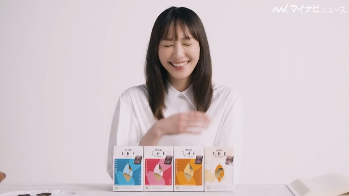 新垣結衣、撮影中の照れ笑いが可愛すぎる 女優デビュー20周年で意識していること明かす『明治ザ・カカオ』新グラフィック メイキング&インタビュー映像