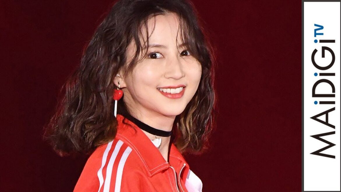 河北麻友子、スポーティーなミニスカで美脚見せ 大人レディーなブラックコーデも