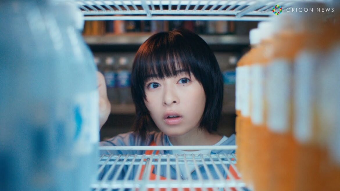 森七菜、コンビニ店員に扮して登場!アツくなる青年に困惑!? 『ドラゴンボールスーパーカードゲーム フュージョンワールド』 新TVCM