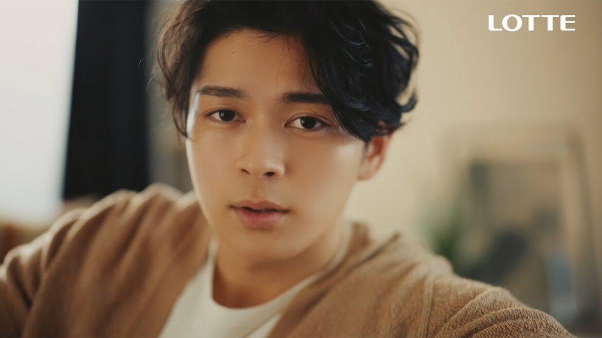 眞栄田郷敦、愛情たっぷりのまなざしで語りかける 胸キュン演技披露 ロッテ「カカオの恵み」新CM「恵みゴメン」編