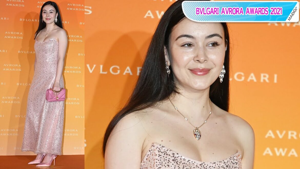 エレナ・アレジ・後藤、ゴクミの娘、ヌードピンクのドレスで華やかに バッグ、パンプスもピンクで統一