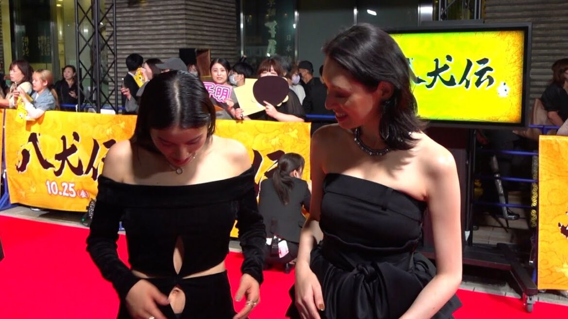 土屋太鳳の大胆すぎる衣装に栗山千明が釘付け 映画『八犬伝』ジャパンプレミア