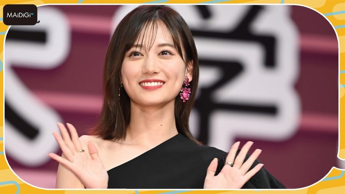 山下美月、こっそりロングヘアを20センチバッサリ! ワンショルドレスの美デコルテ 映画「六人の嘘つきな大学生」完成披露舞台あいさつ