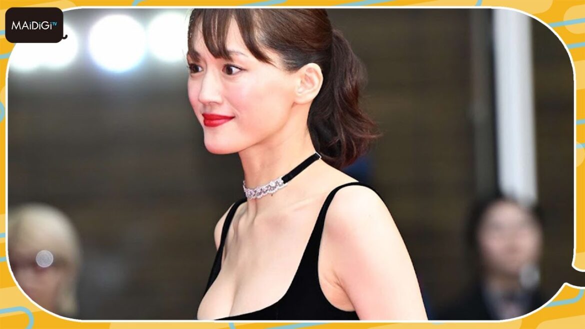 綾瀬はるか、大胆ドレスでレッドカーペット歩く 初めて「東京国際映画祭」に参加 「お祭り気分で楽しみたい」