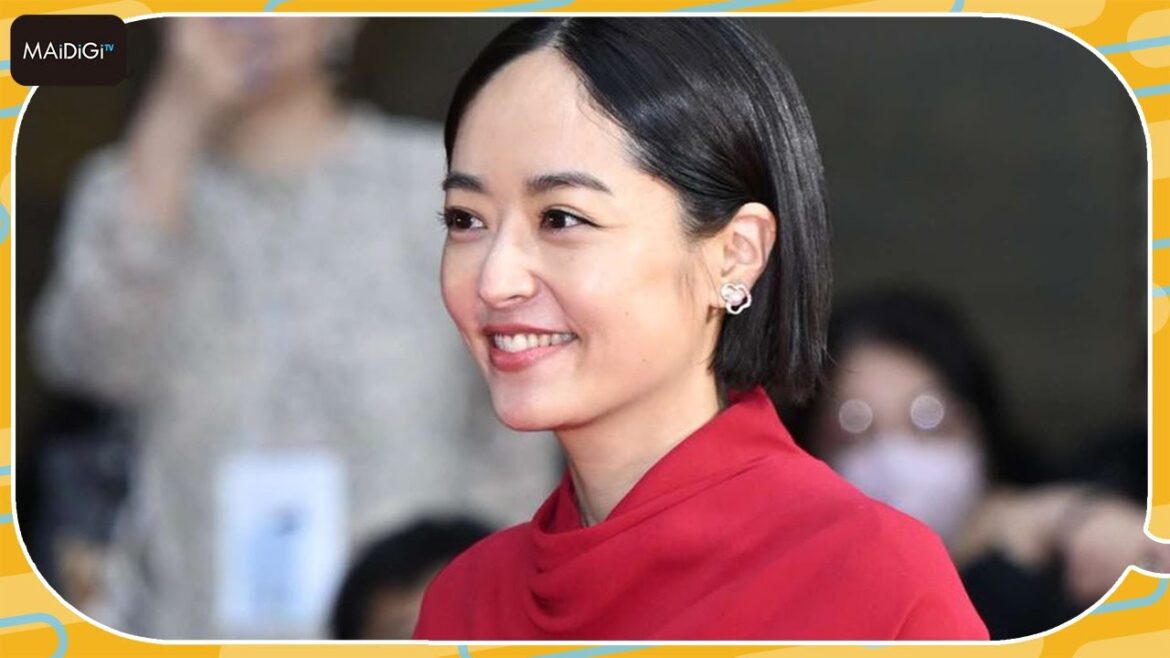 井上真央、ミニワンピで美脚を披露 スリット入りで大胆に 「東京国際映画祭」レッドカーペットに