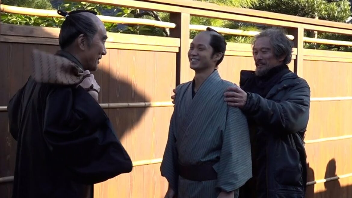 磯村勇斗、「立派な肩幅だ!」と褒められて照れる…役所広司&内野聖陽の熱い抱擁 映画『八犬伝』メイキング映像