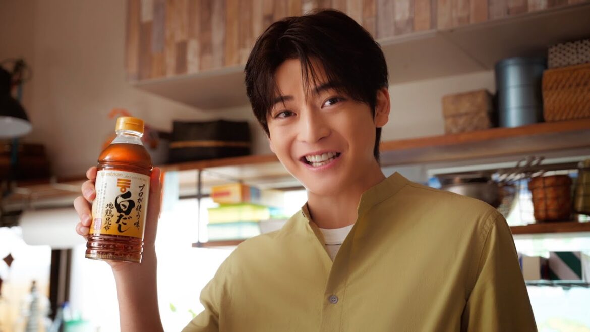 高橋文哉、“感激メシ”に大興奮&目がまん丸に!「ミツカン白だし」新CM 『白だしライブ』篇