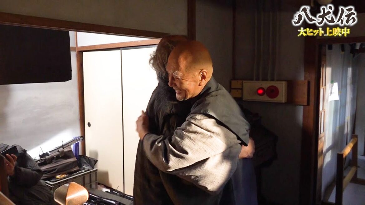 『八犬伝』役所広司、内野聖陽クランクアップをお祝い!熱い抱擁を交わす