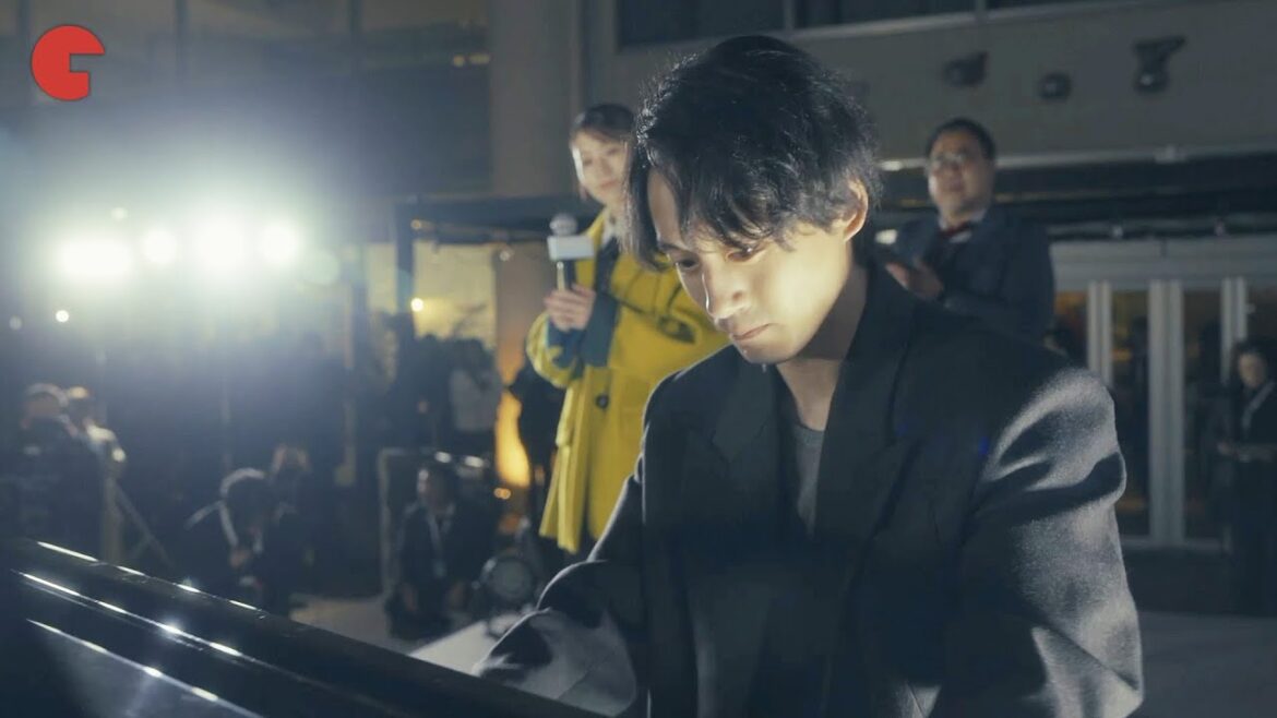 坂口健太郎、ピアノ生演奏!美しい音色に観客が感動 Netflixシリーズ「さよならのつづき」 レッドカーペットSPイベント in 小樽