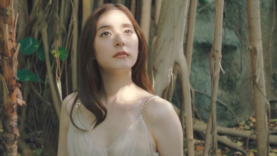 新木優子、ヌードカラーの繊細なドレスで美しい眼差し/「ペリエ ジュエ」ブランドムービー