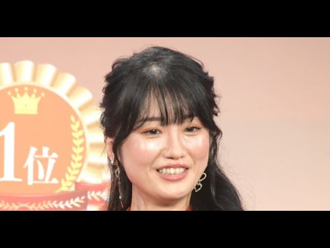 B1- 吉本新喜劇の33歳・小寺真理、超ミニ警官コスに「なんて美しい」の声 しゃがみこみ、美脚あらわ