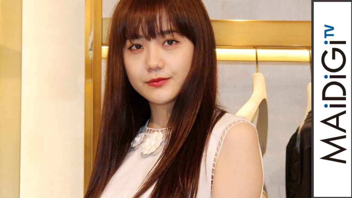 松井愛莉、シンプルコーデにカラフル小物でアクセント