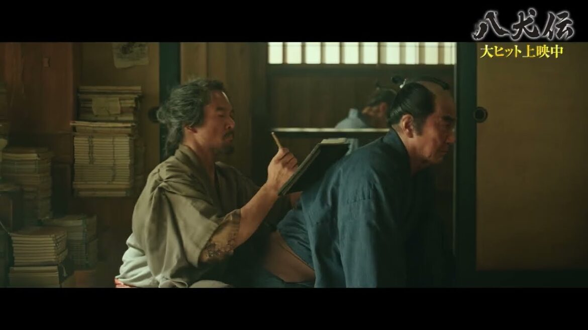 馬琴の背中で北斎が絵を描くシーンは役所広司・内野聖陽のアドリブ!? 映画『八犬伝』本編映像【2024年10月25日公開】
