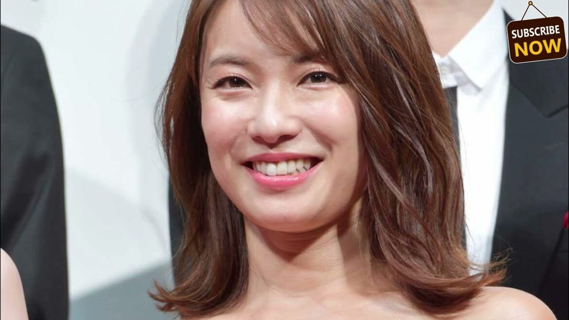 内山理名さんのエレガントなクリスマスディナー:手作りグラタンとラグジュアリーなスタイル