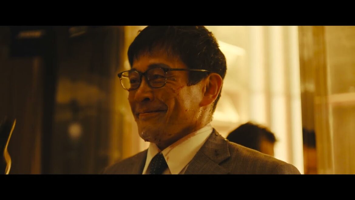 内野聖陽が頭からワインをかけられながらも歯を食いしばって笑顔を作る『アングリースクワッド 公務員と7人の詐欺師』本編映像【2024年11月22日公開】
