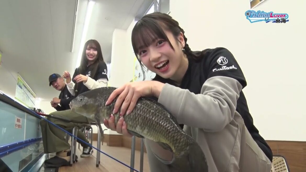 SKE48坂本真凛と野村実代の屋内釣堀対決!思いもよらぬハプニングがある中、まりんちゃんが50cmの黒鯉を釣り上げる!!