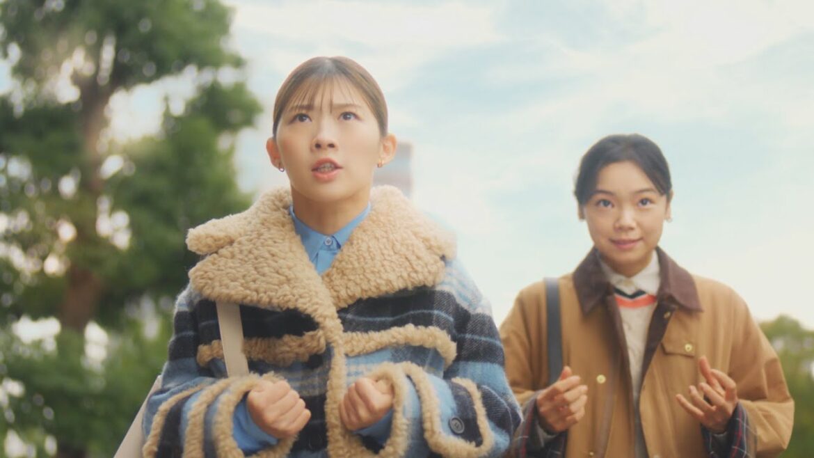 伊藤沙莉&古川琴音、マクドナルドCM初共演!名曲「キャンディ・キャンディ」に乗せて『とろけるホットパイ』の欲望に突き動かされる様子を描く