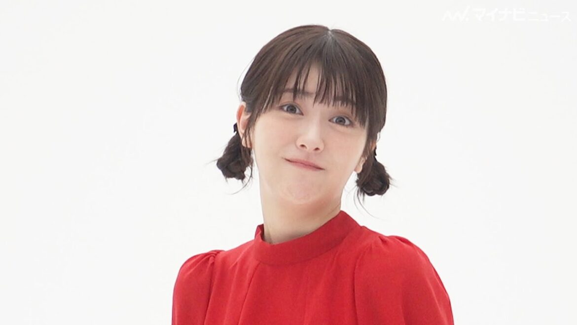 浜辺美波、メイキングのカメラを見つけ可愛い変顔を披露!レトロな髪型と赤いワンピースで登場 「デンヨー株式会社」新CM&メイキング映像公開