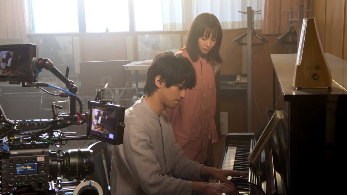 横浜流星の華麗なピアノ演奏に広瀬すずも聞きほれる!? 映画『片想い世界』メイキング