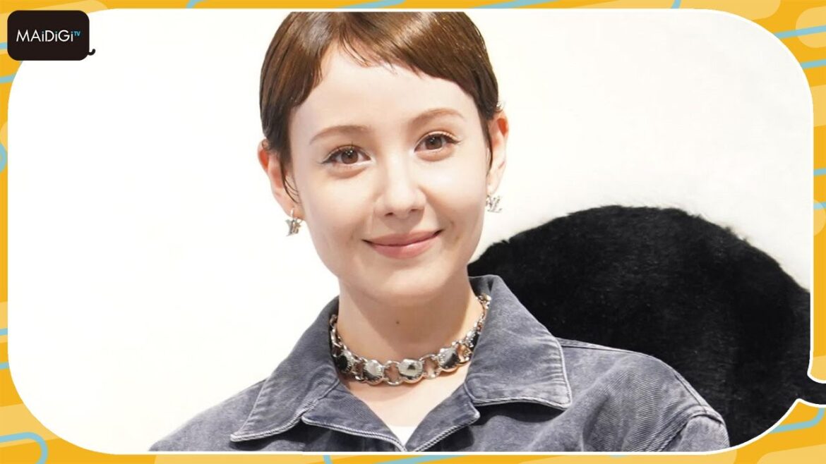 トリンドル玲奈、ブラトップでおなかチラ見せ ジャケット×ジーンズのデニムコーデをシルバー調アクセで品よく