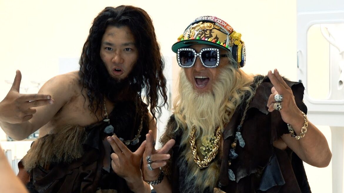 野村周平、スニーカートークでDJ KOOと意気投合! 原始人になって渋谷の街にタイムスリップ SNKRDUNK「ストリート原始人」新TVCM&メイキング