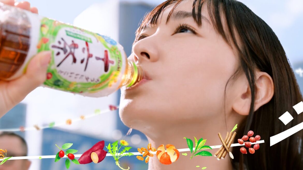 新垣結衣、『十六茶』CM出演17年目に突入!anoの楽曲「ワイワイワールド」をCMソングに起用 アサヒ 十六茶新CM「16チャージ!交差点」編&メイキング&インタビュー