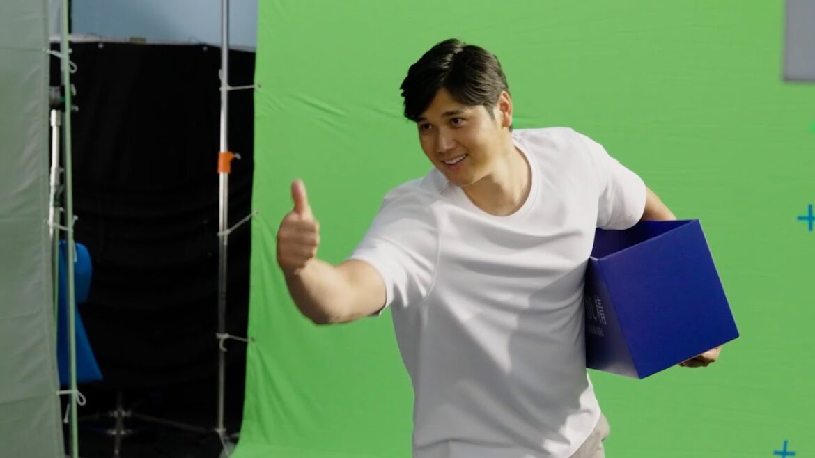 大谷翔平、ボトル投げで抜群のコントロールを披露!体格際立つ白Tシャツ姿で登場 コーセー 雪肌精 新TVCM「Are You Ready?」篇&メイキング