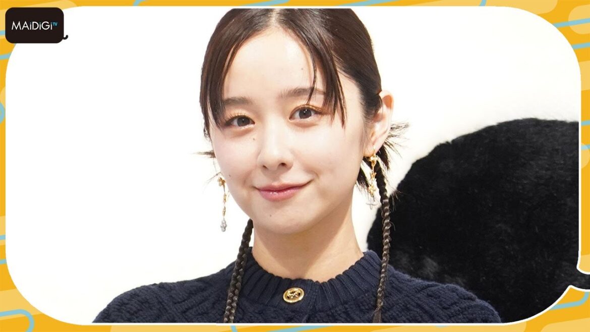 堀田真由、カーデ×超ミニボトムのセットアップで大人のムード ヘアとバッグで可愛らしさも