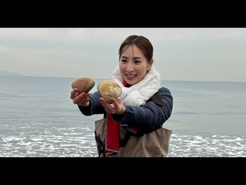 B1- 元宝塚トップスター真飛聖、軽トラ運転→漁師コーデで海へ 巨大はまぐりが「うまい!」