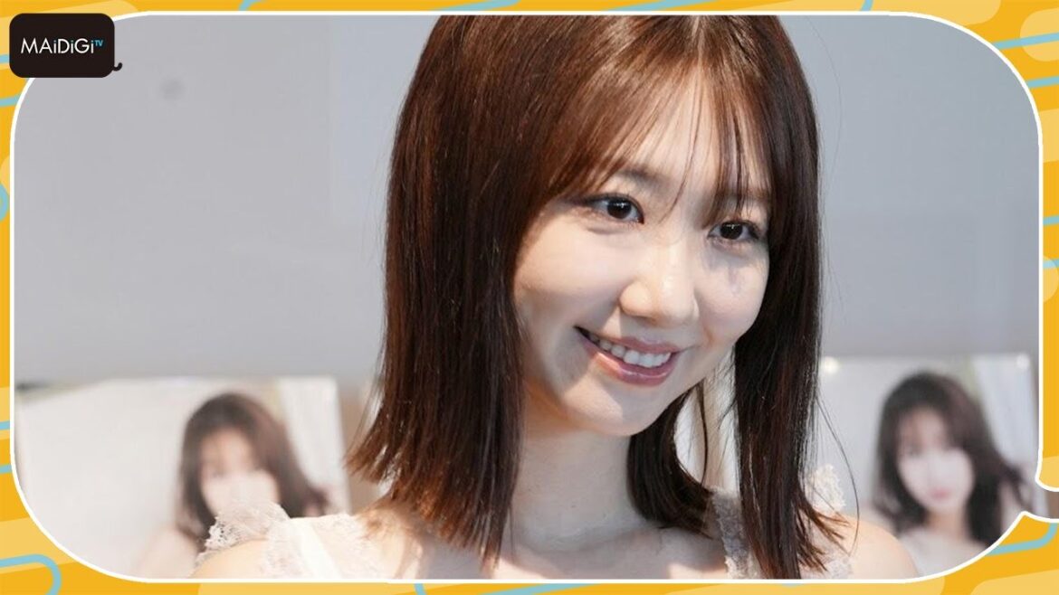 柏木由紀、14年分の水着グラビア 272ページ、重さ1キロ「1000点」の写真集