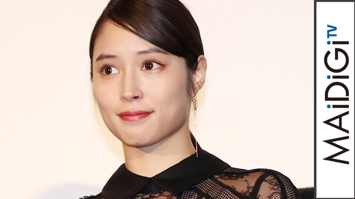 広瀬アリス、透け感レースドレスで胸元&美脚見せ 大人の魅力あふれる黒コーデ