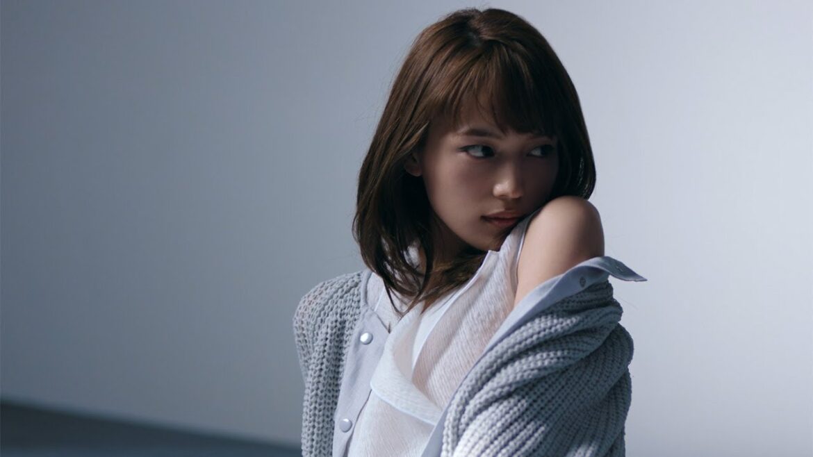 川口春奈、エレガントなキャミ姿も しなやか美スタイル! 「エンポリオ アルマーニ」春夏コレクション