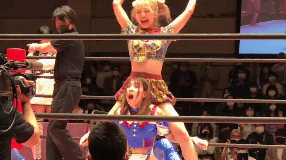 原宿ぽむが荒井優希にでんでん太鼓を決めると愛野ユキにタッチして厳しく顎を締め上げる 東京女子プロレス「YES! WONDERLAND 2022~夢の翼を広げ~」 2022年5月3日