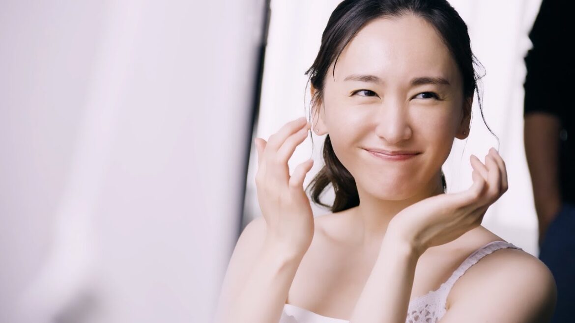 新垣結衣、キャミ姿で美デコルテ披露&にっこり! 『薬用雪肌精』新TVCM「ゆきわたれ 美白力」篇